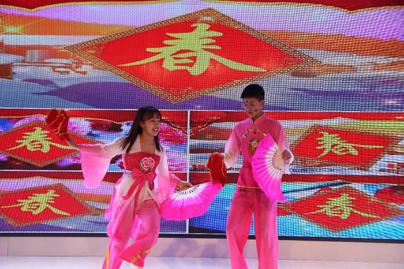 图片包含 服装

自动生成的说明