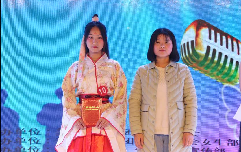 图片包含 人员, 伪装, 妇女, 服装

自动生成的说明