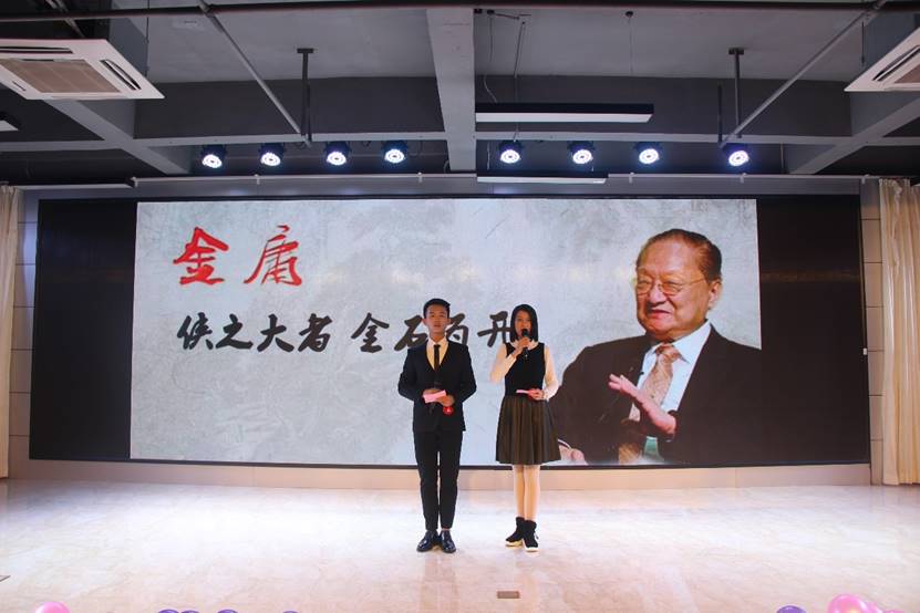 图片包含 地板, 室内, 墙壁, 孩子

自动生成的说明